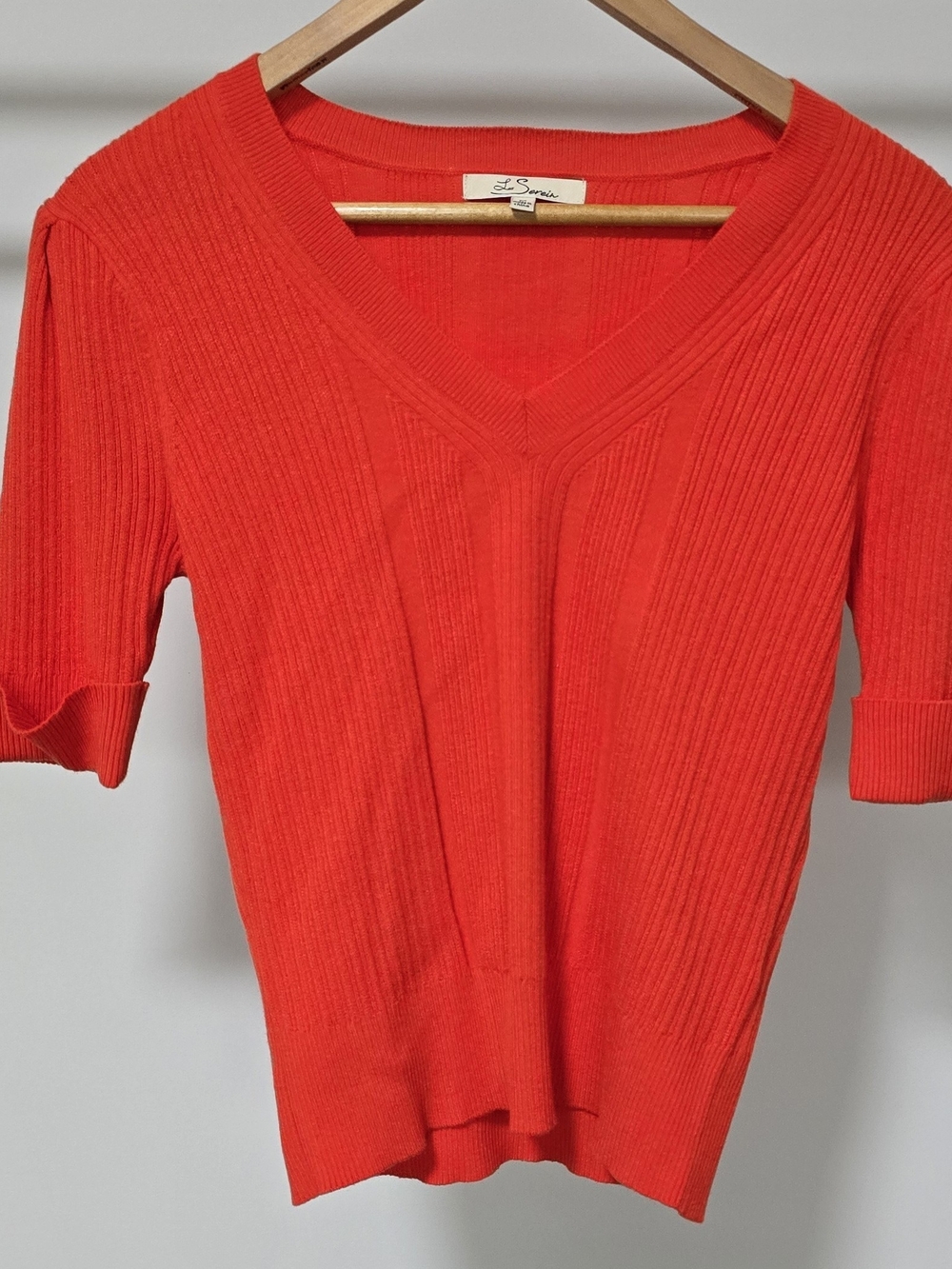 Les Serein V-Neck Short Sleeve Ribbed Sweater in Bright Red